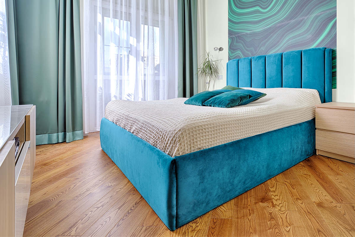синяя двуспальная кровать