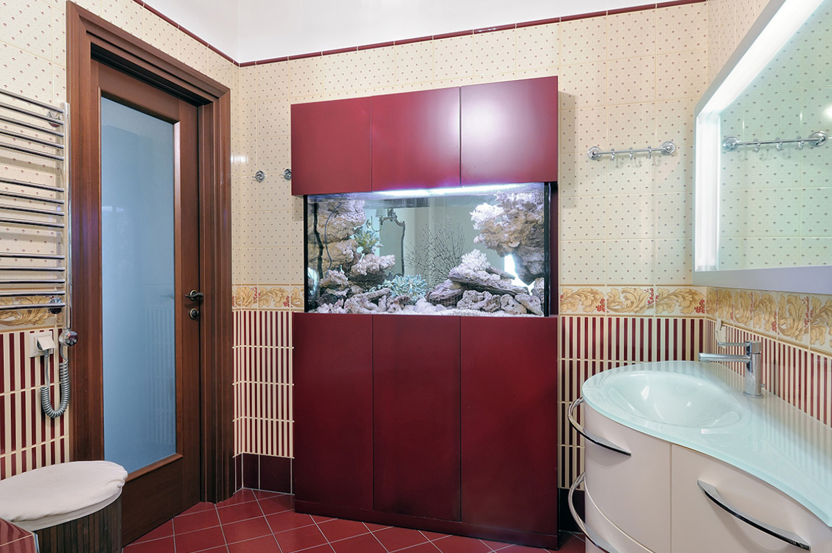 ванная комната с аквариумом