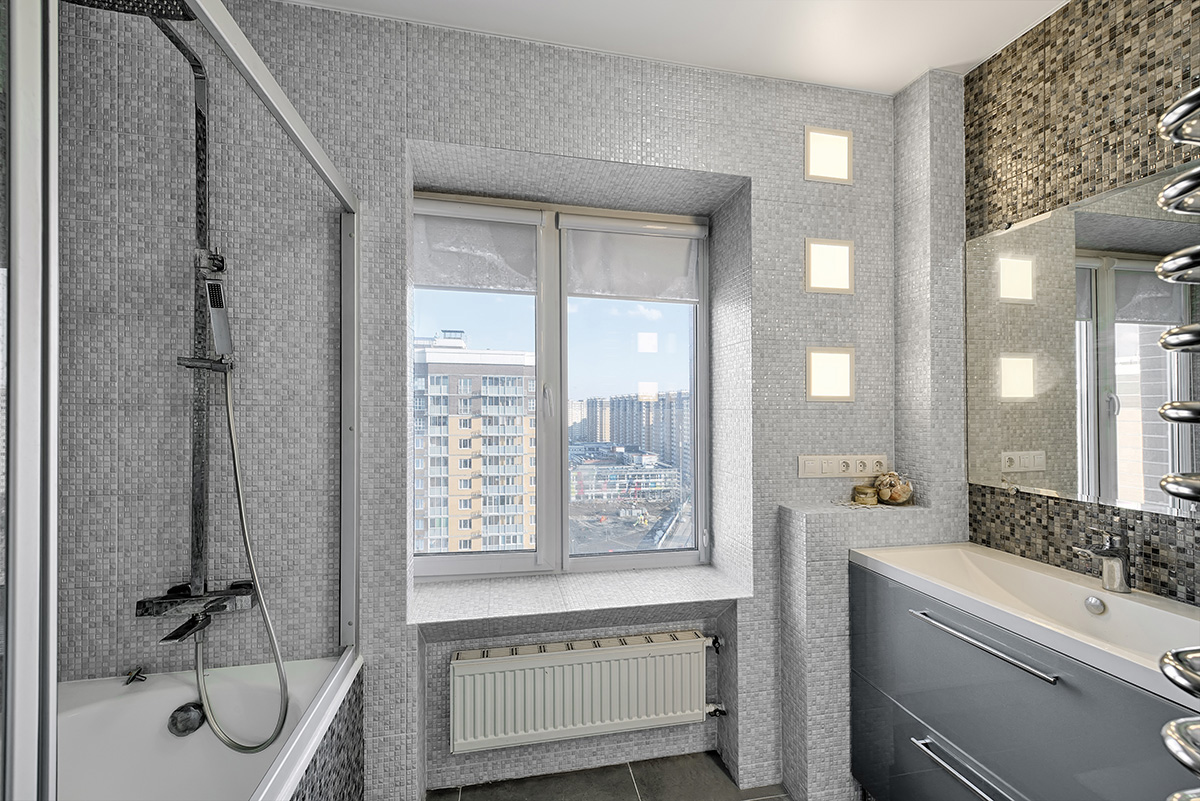 ванная комната с окном на улицу