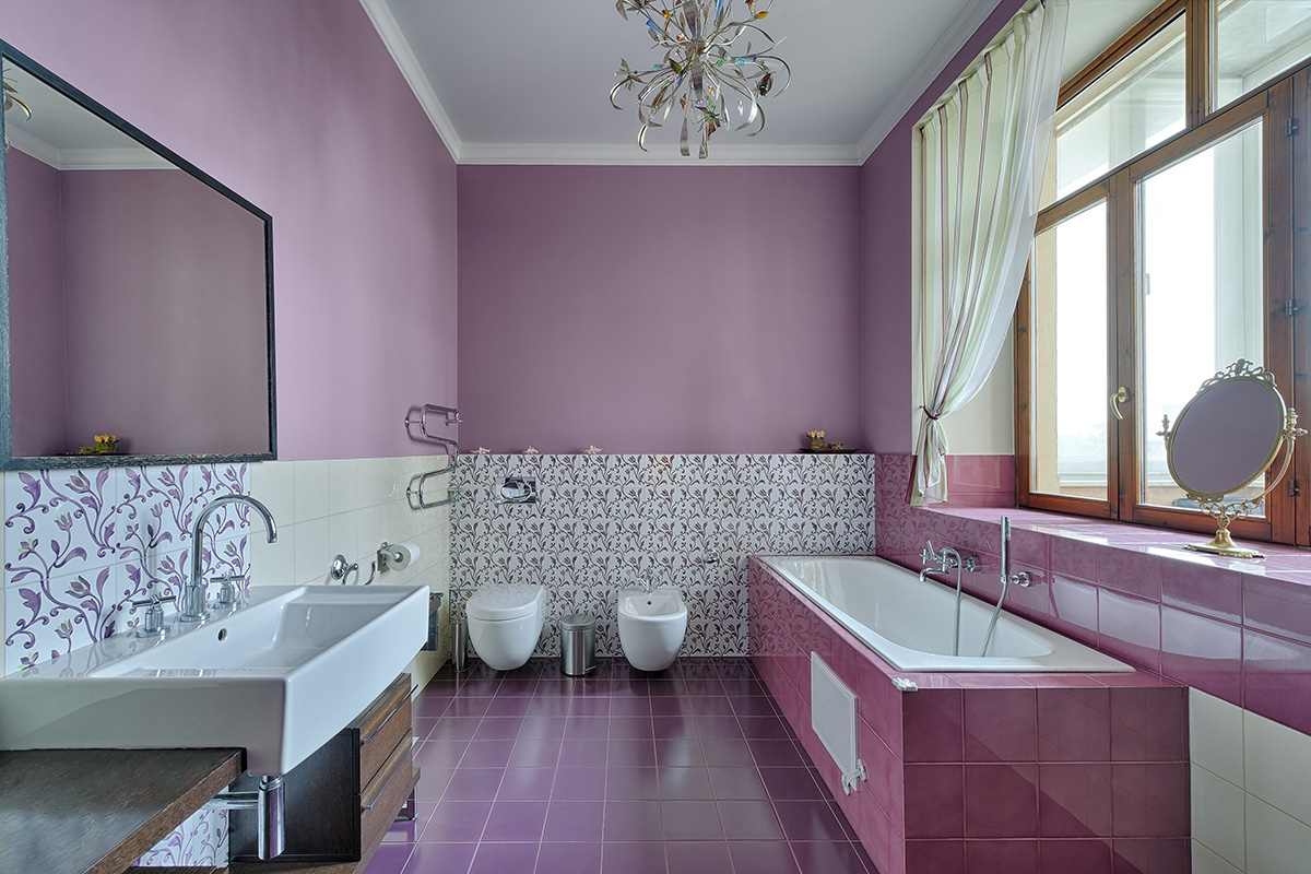 ванная комната с окном на улицу