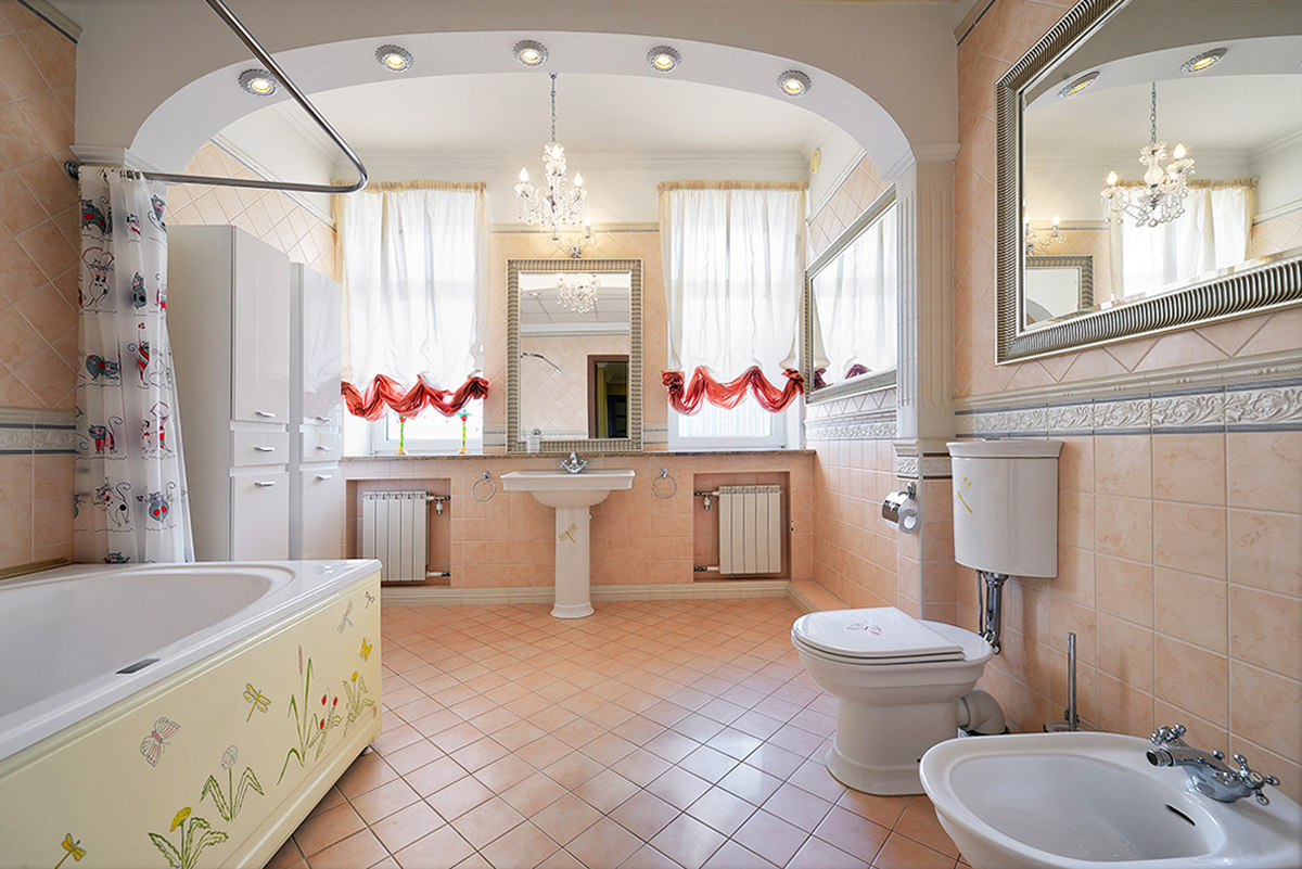 санузел с окнами в городской квартире