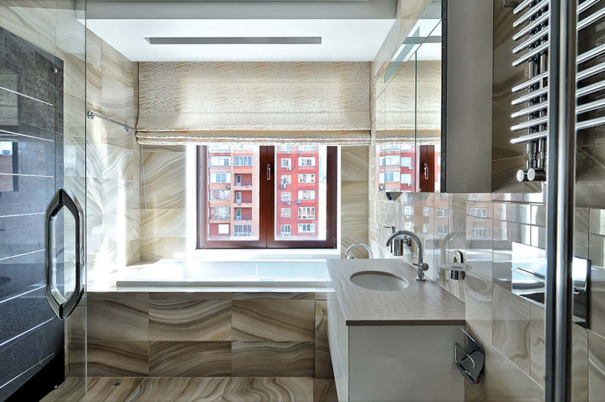 ванная комната с окном на улицу