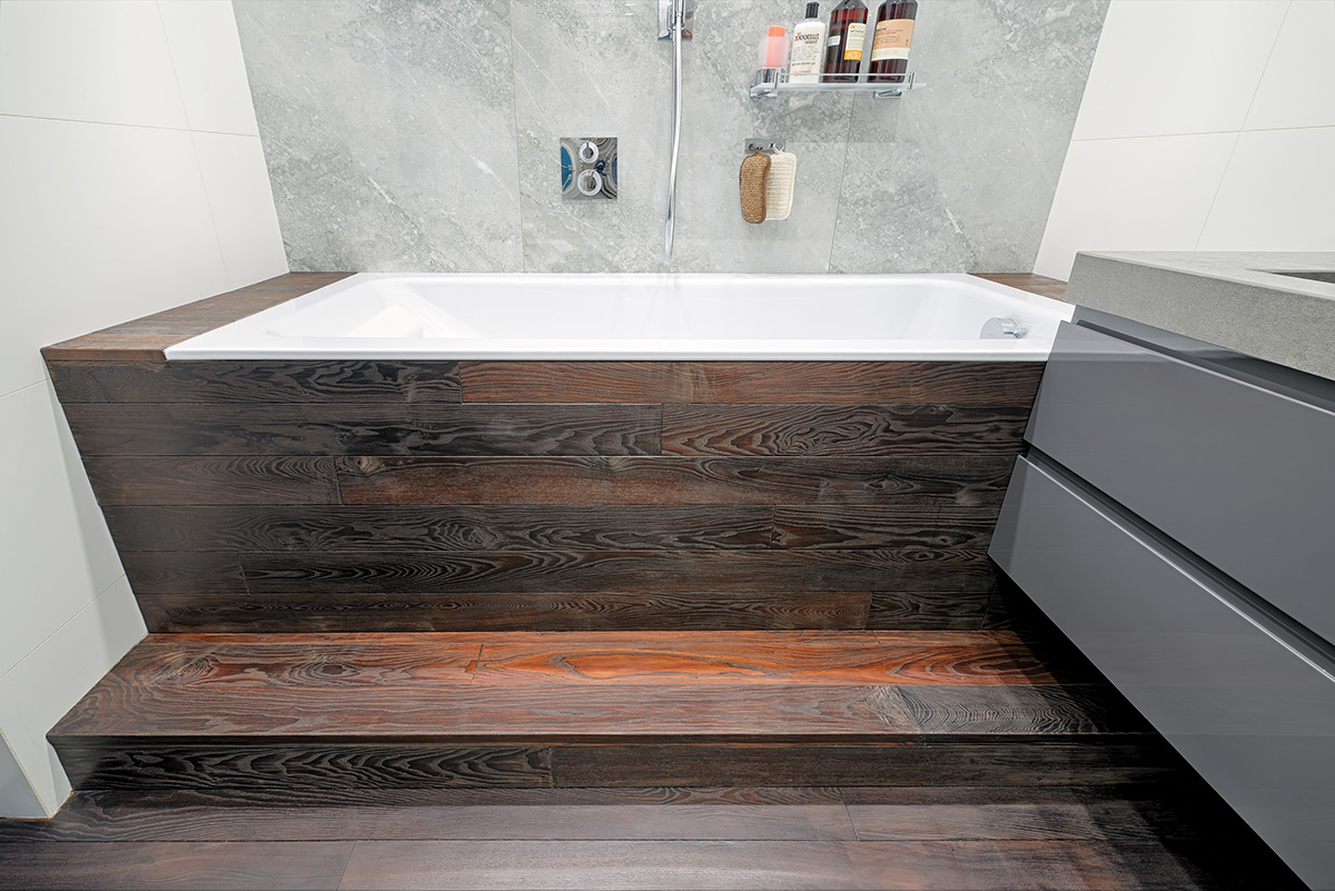 ванная комната с деревянной отделкой