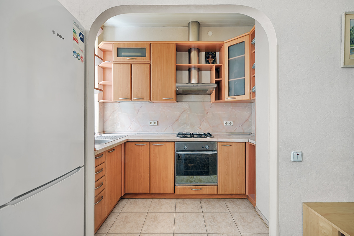 маленькая кухня с арочным проходом