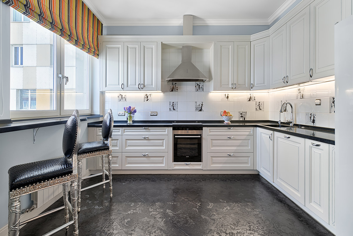 кухонный карнитур белого цвета