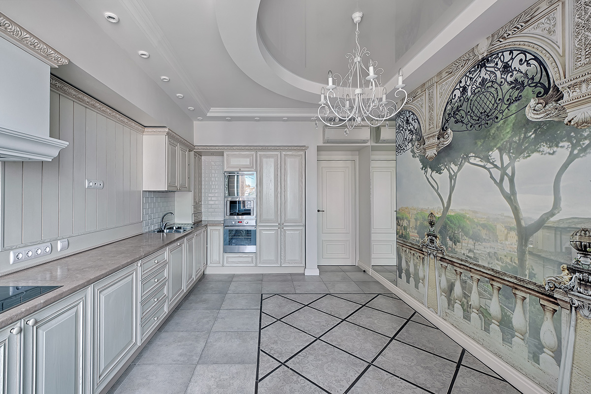 помещение кухни с белой  мебелью