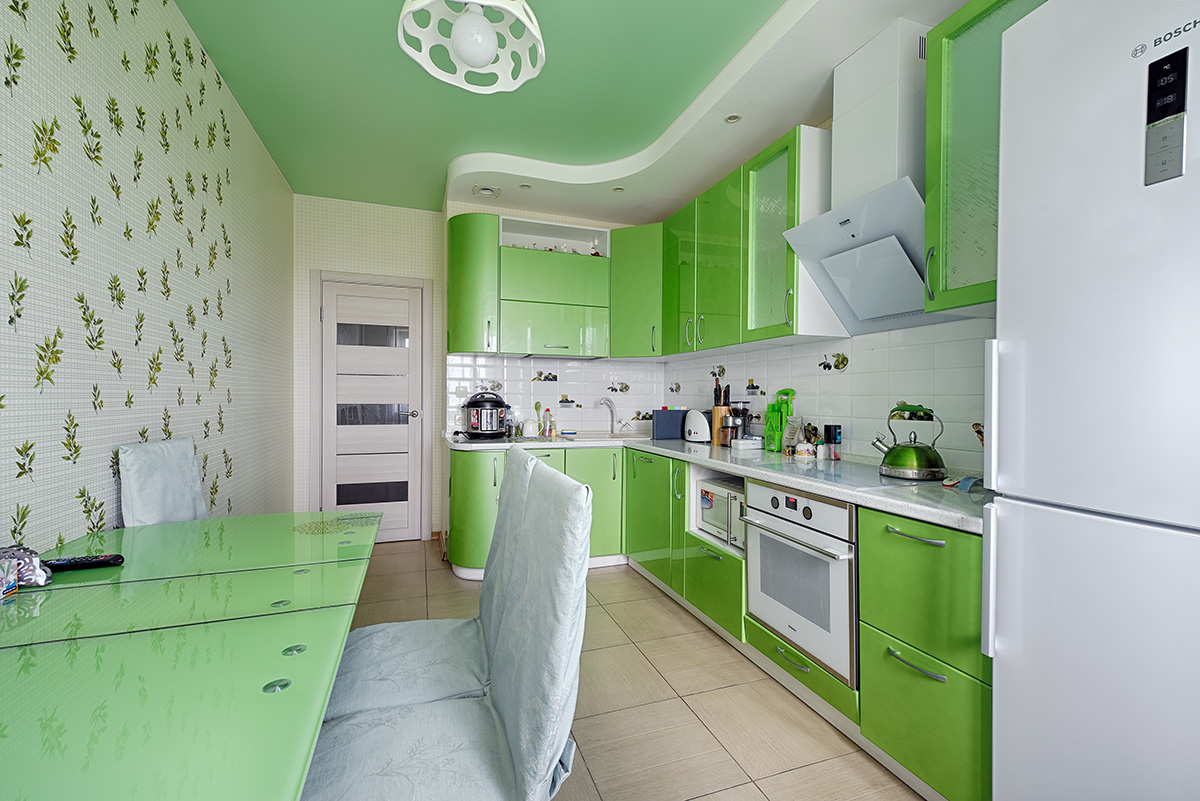 Зеленые обои на кухне. Кухонный гарнитур зеленый. Бело зеленая кухня. Кухонный гарнитур зеленого цвета.