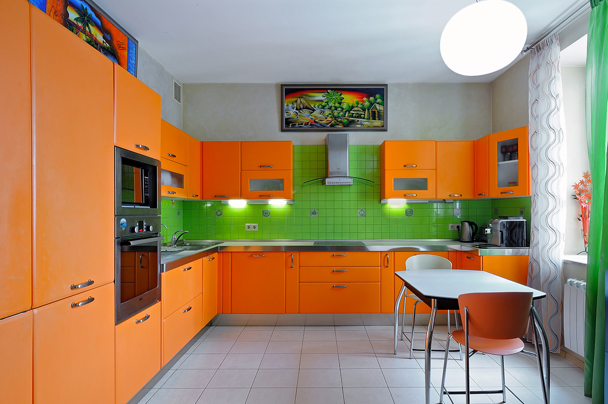яркая оранжевая кухонная мебель