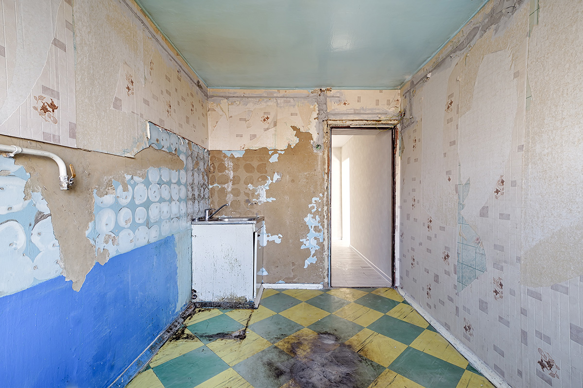 ужасная разломанная кухня