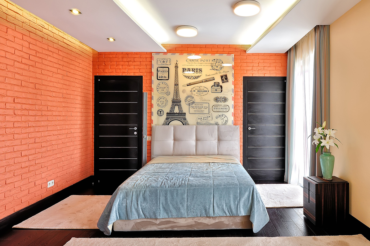 спальня с оранжевыми стенами