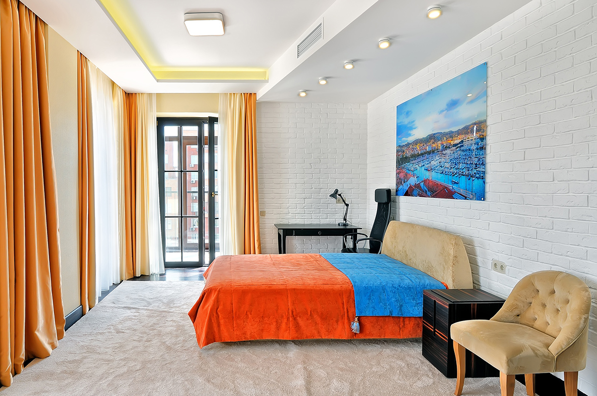 красивая спальня с современным дизайном