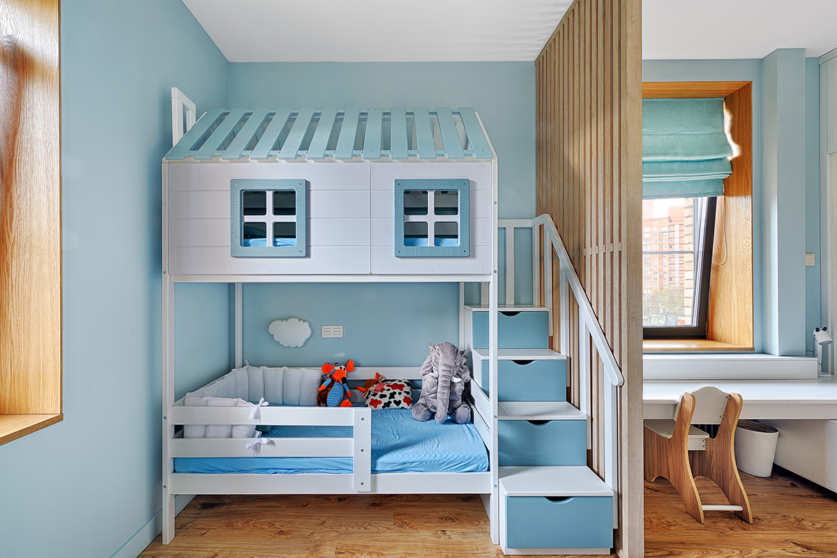 фрагмент детской комнаты с двухярусной кроватью