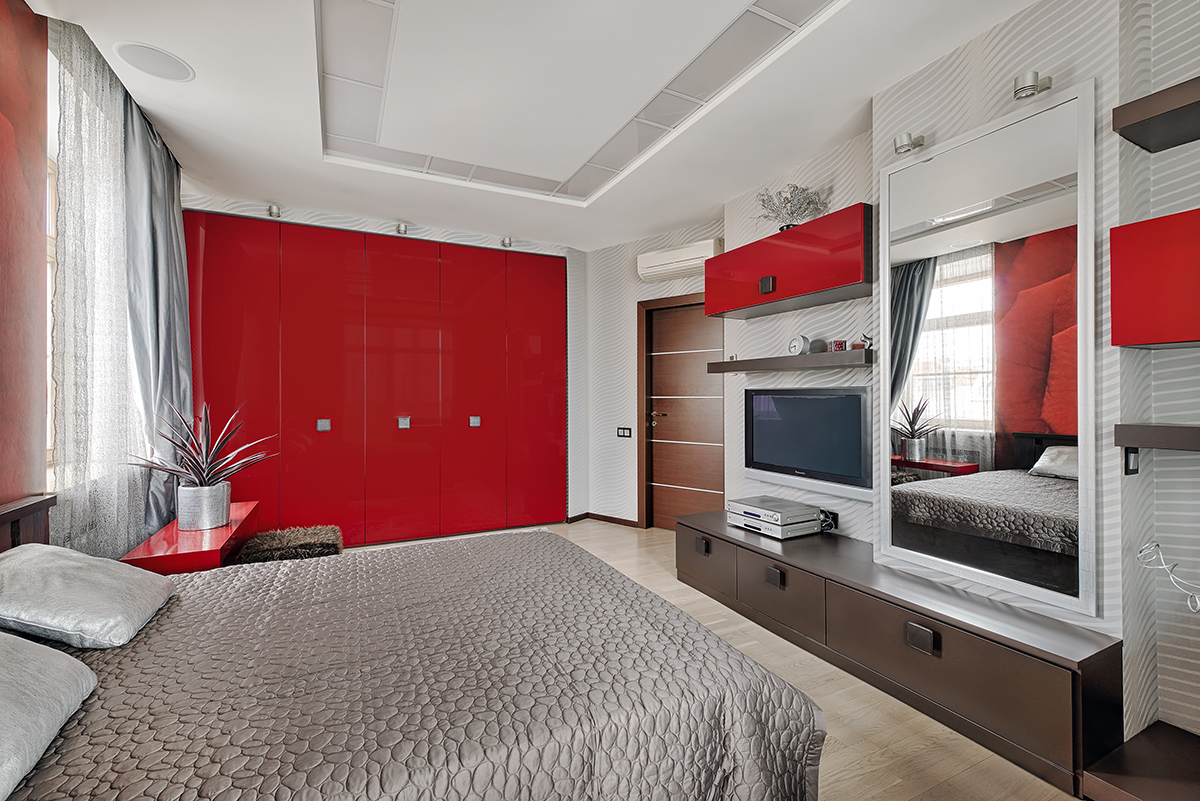спальня с большой кроватью и красной мебелью