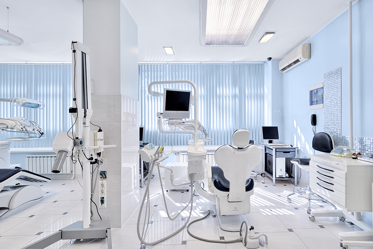 большой зал с оборудованием в клинике стоматологии