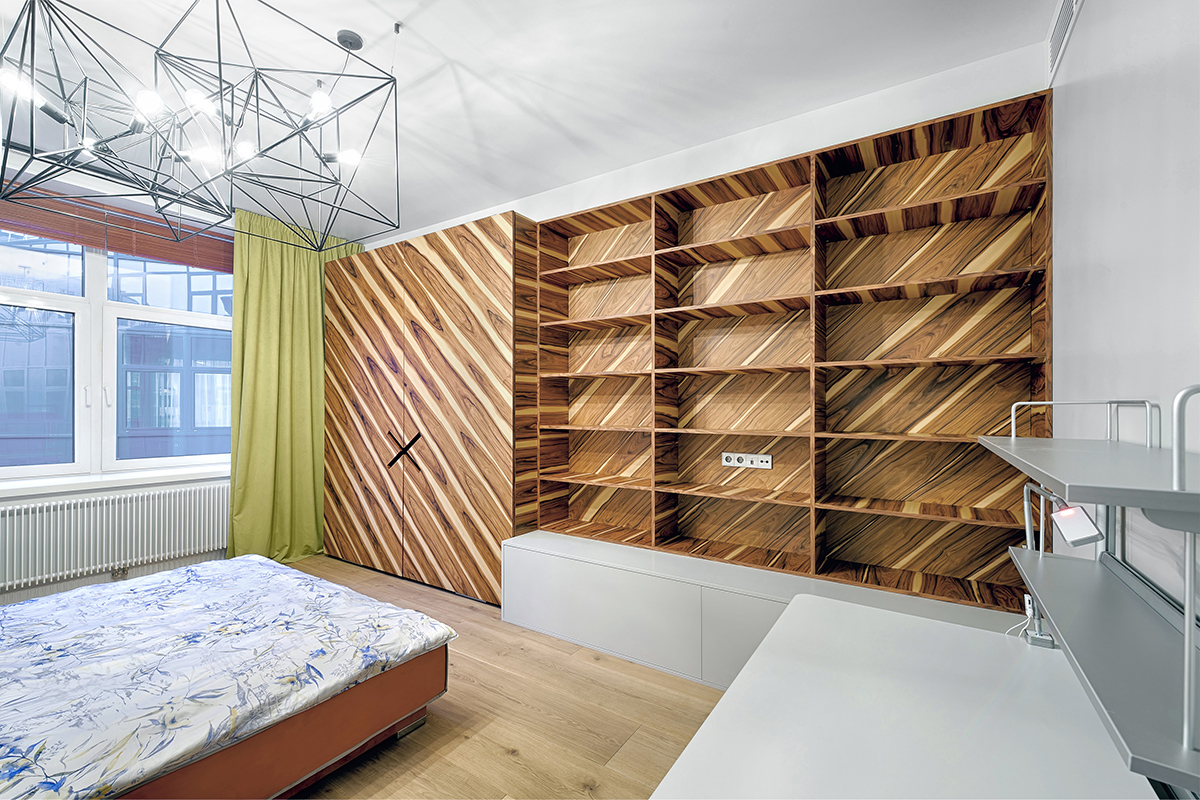 деревянный стеллаж и шкаф в комнате