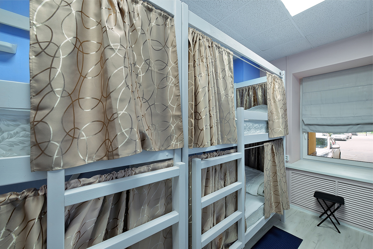 кровати с шторками в хостеле