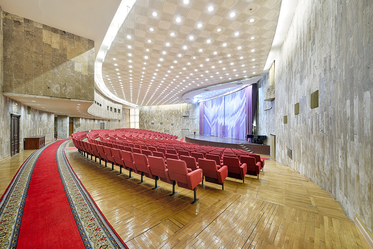 концертный зал с красными креслами