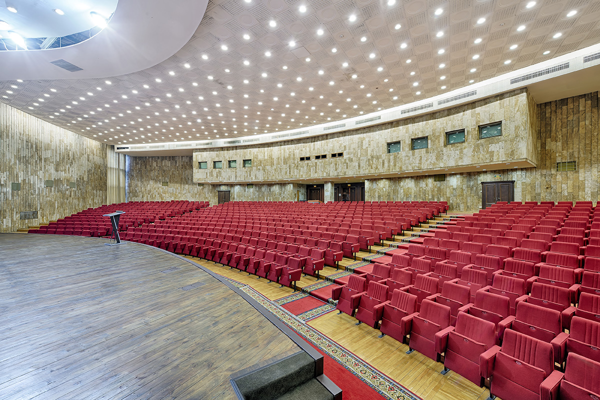 концертный зал с красными креслами для зрителей