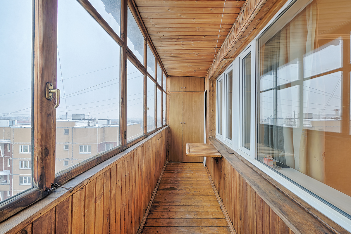 большая лоджия отделанная деревом