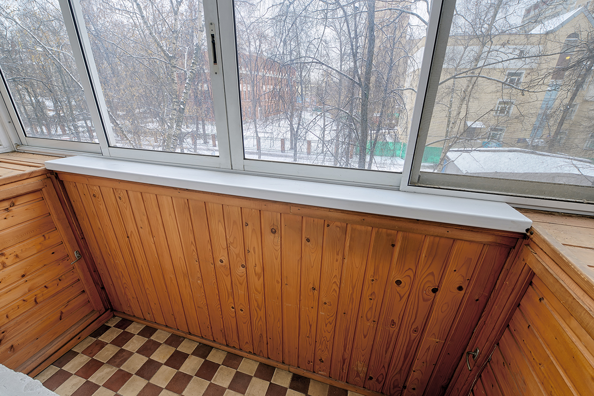 небольшой балкон с деревянной отделкой