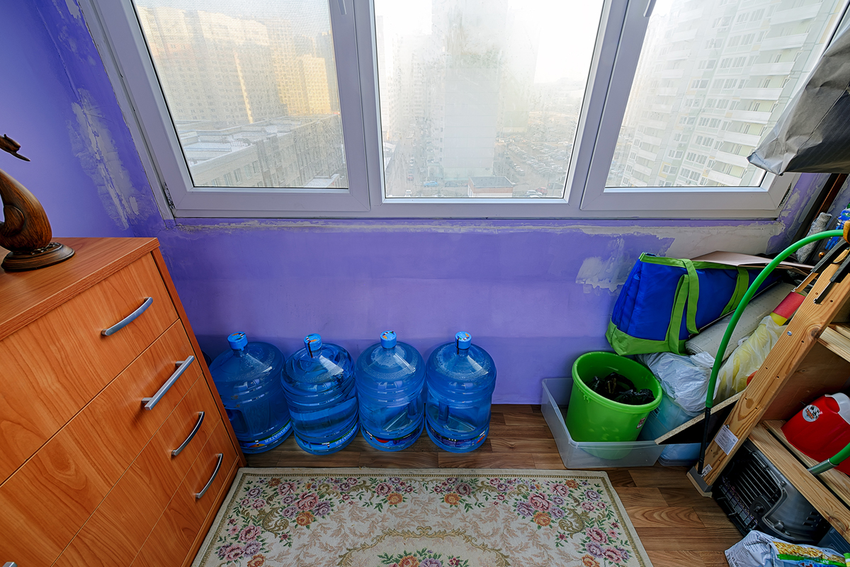 захламленный балкон