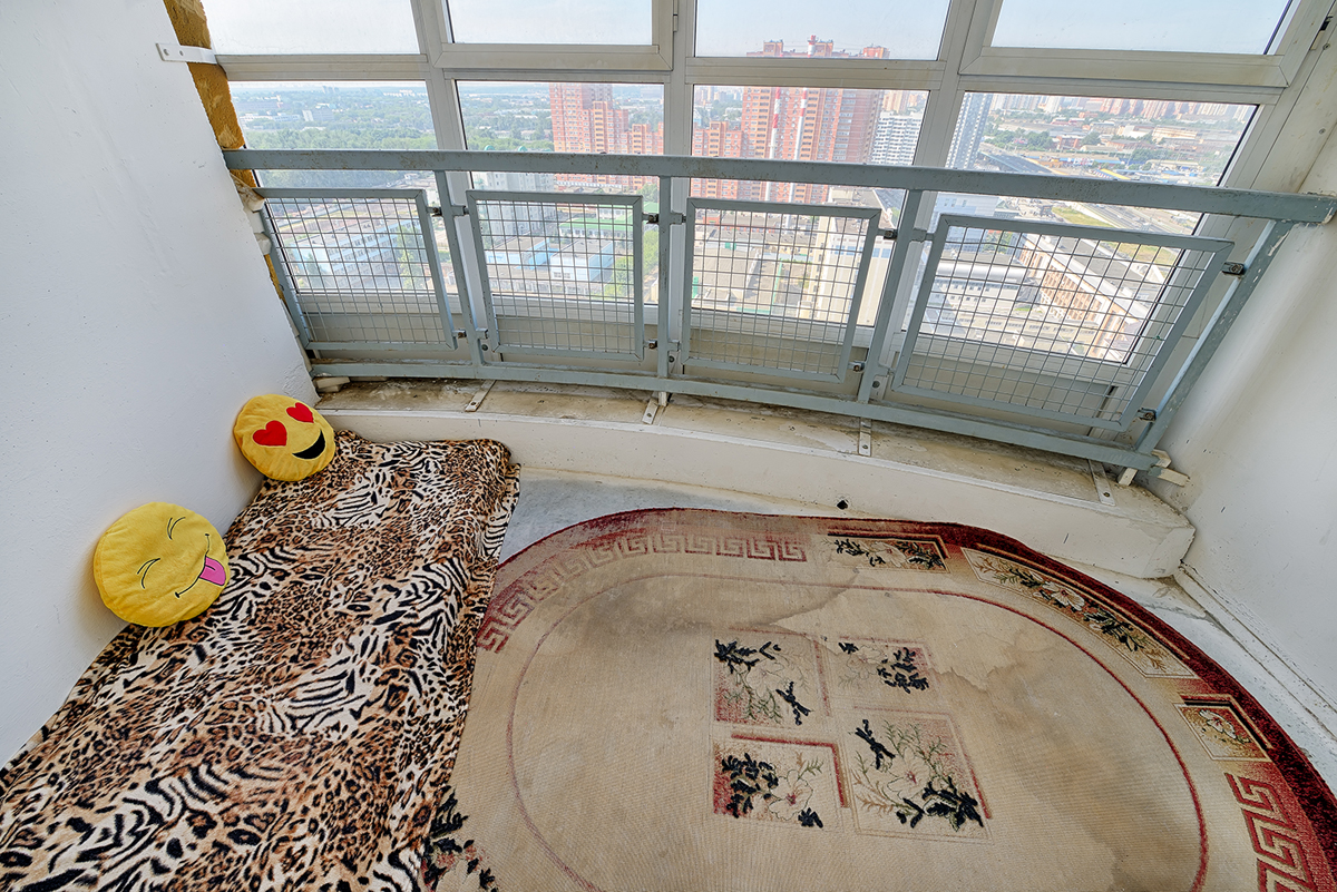 ковер на полу лоджии