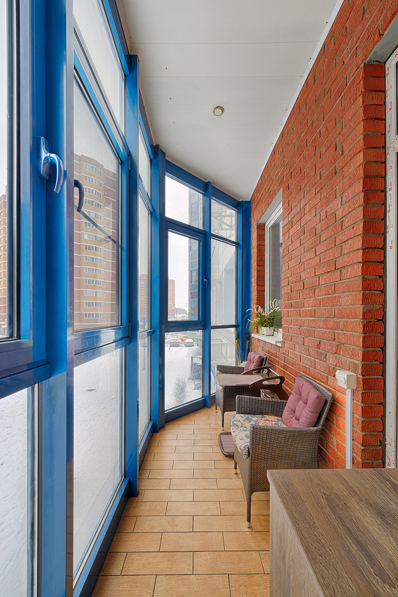 уютный балкон с креслами