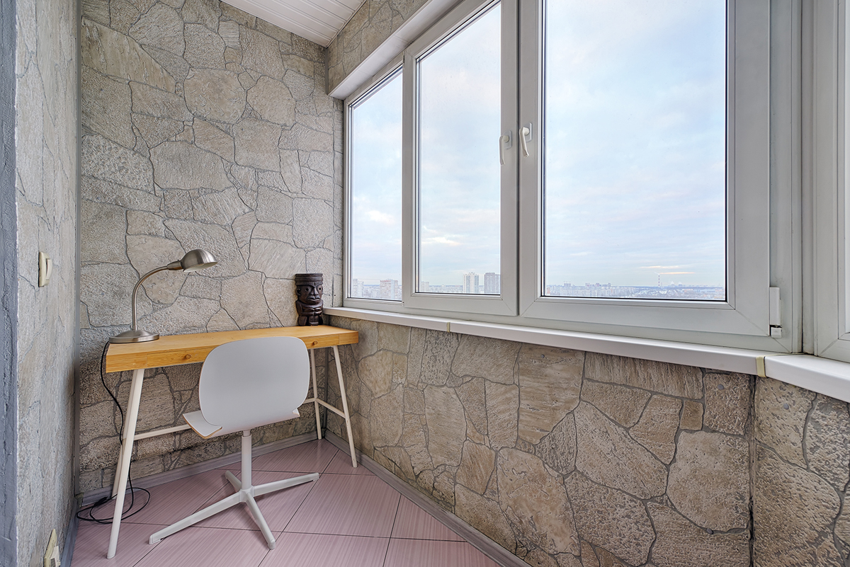 стол и стул на лоджии