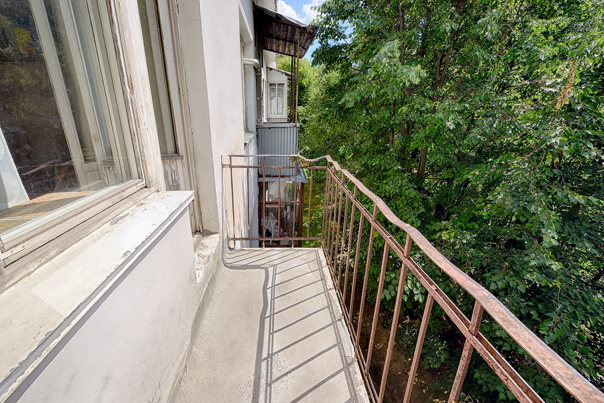 маленький пустой балкон