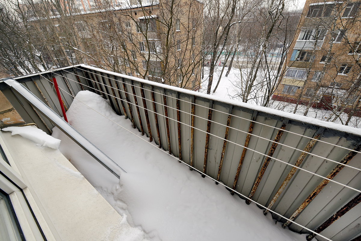 открытый балкон в снегу