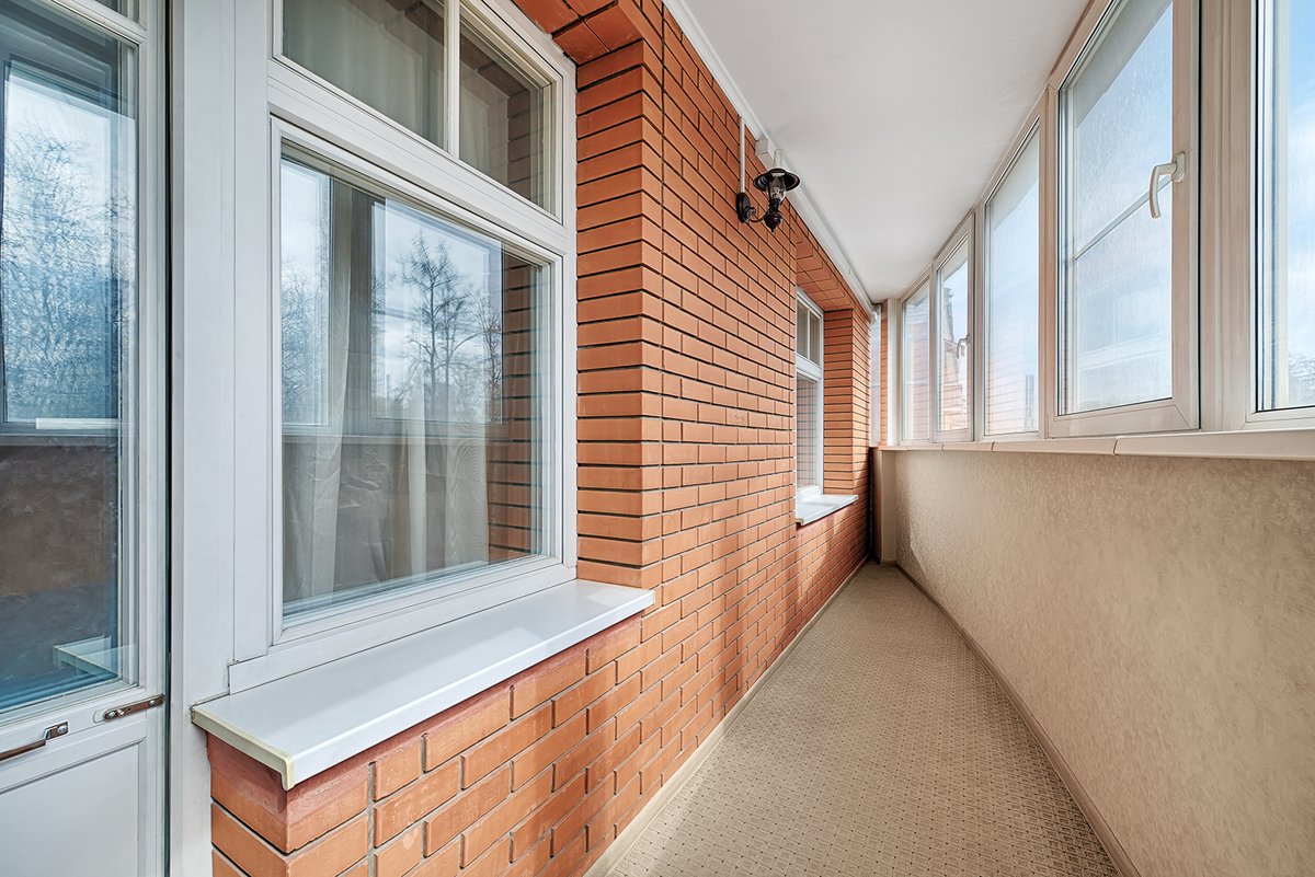 узкая лоджия в новом доме