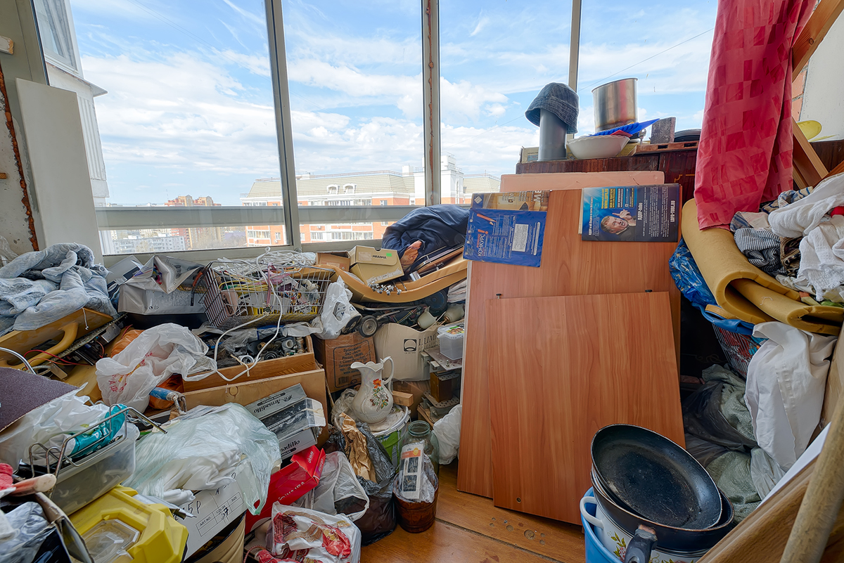 сильно захламленная лоджия