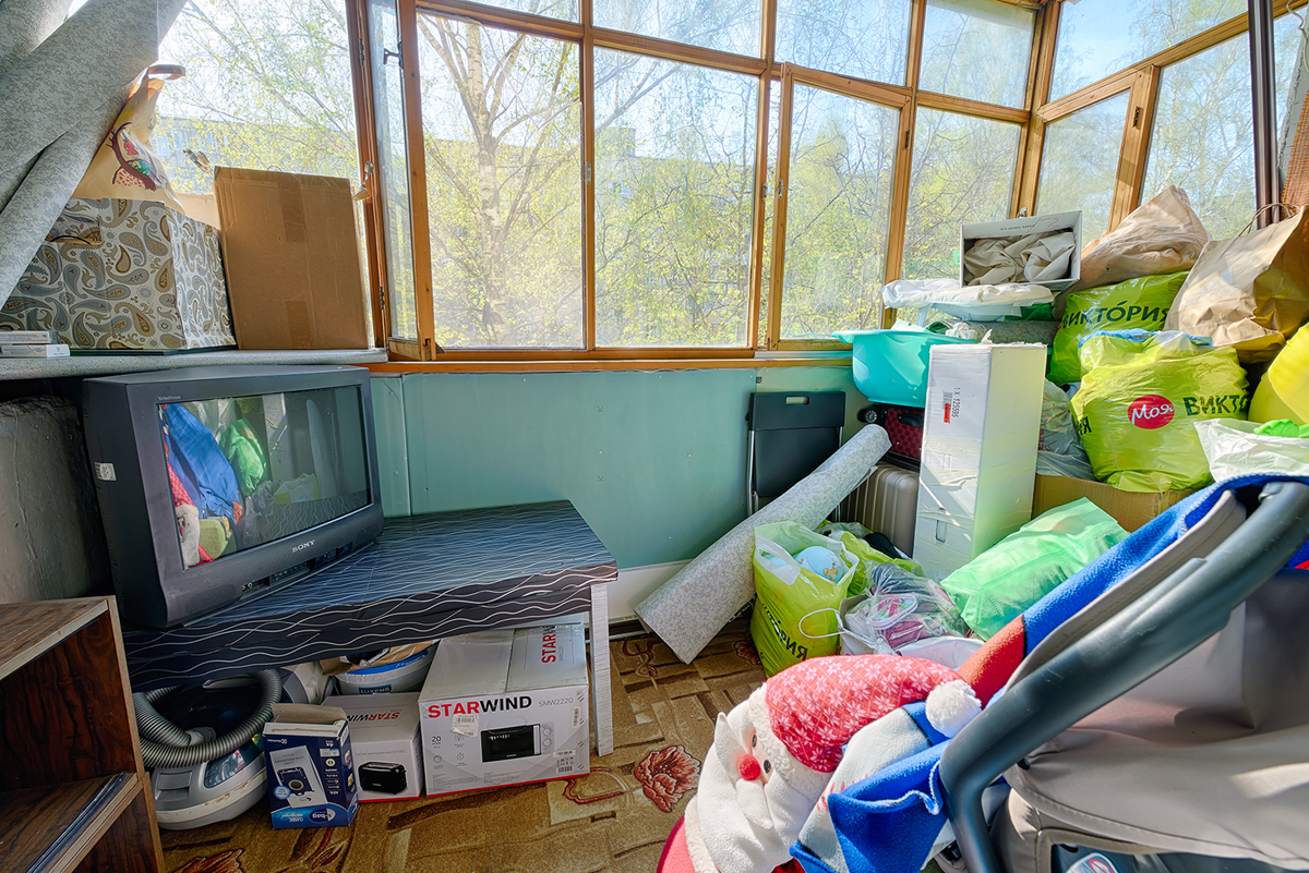 захламленный вещами балкон