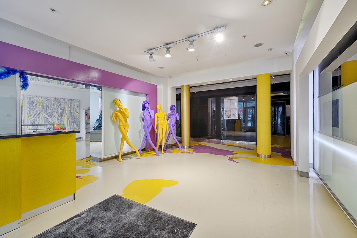 манекены в холле жилого дома