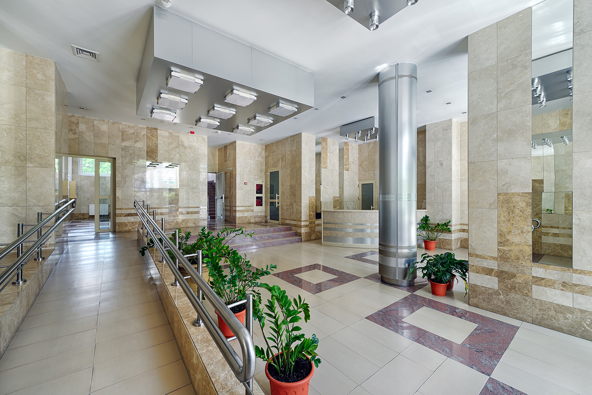 вестибюль жилого дома с комнатными растениями