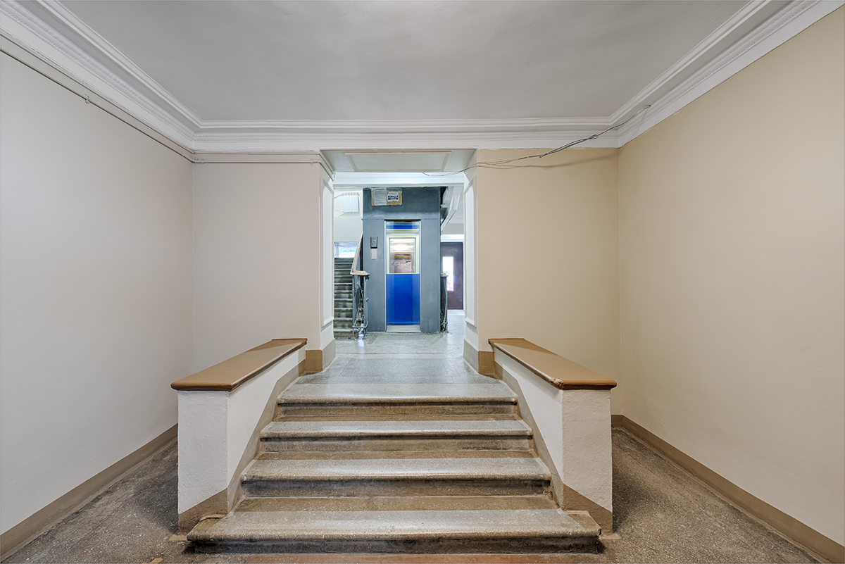 парадный вход в жилой дом