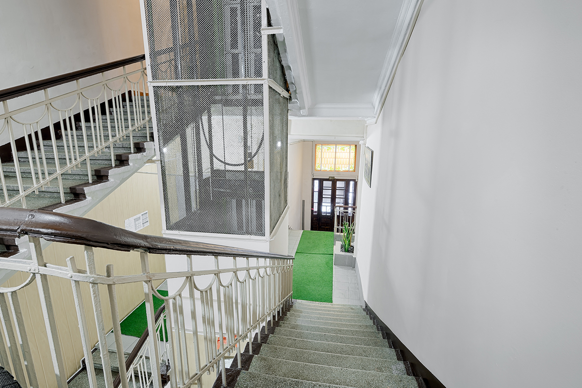 лестницы и лифтовая шахта