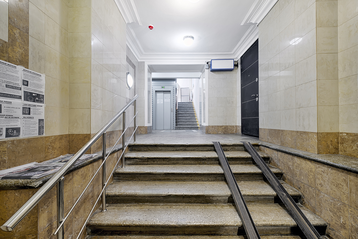 взод в подъезд в старом жилом доме