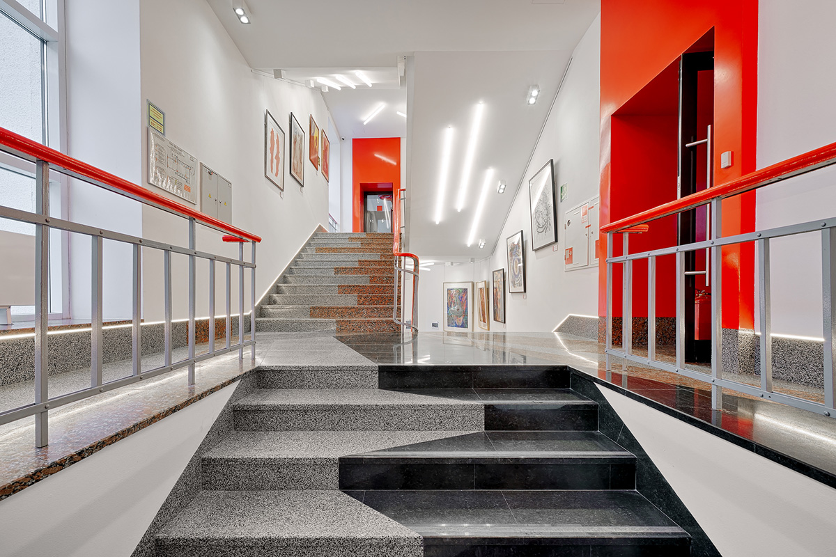 дизайн лестницы в бизнес-центре