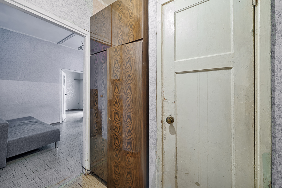 старая, не отремонтированная прихожая