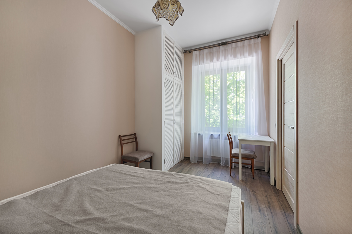 небольшая спальня в квартире после ремонта