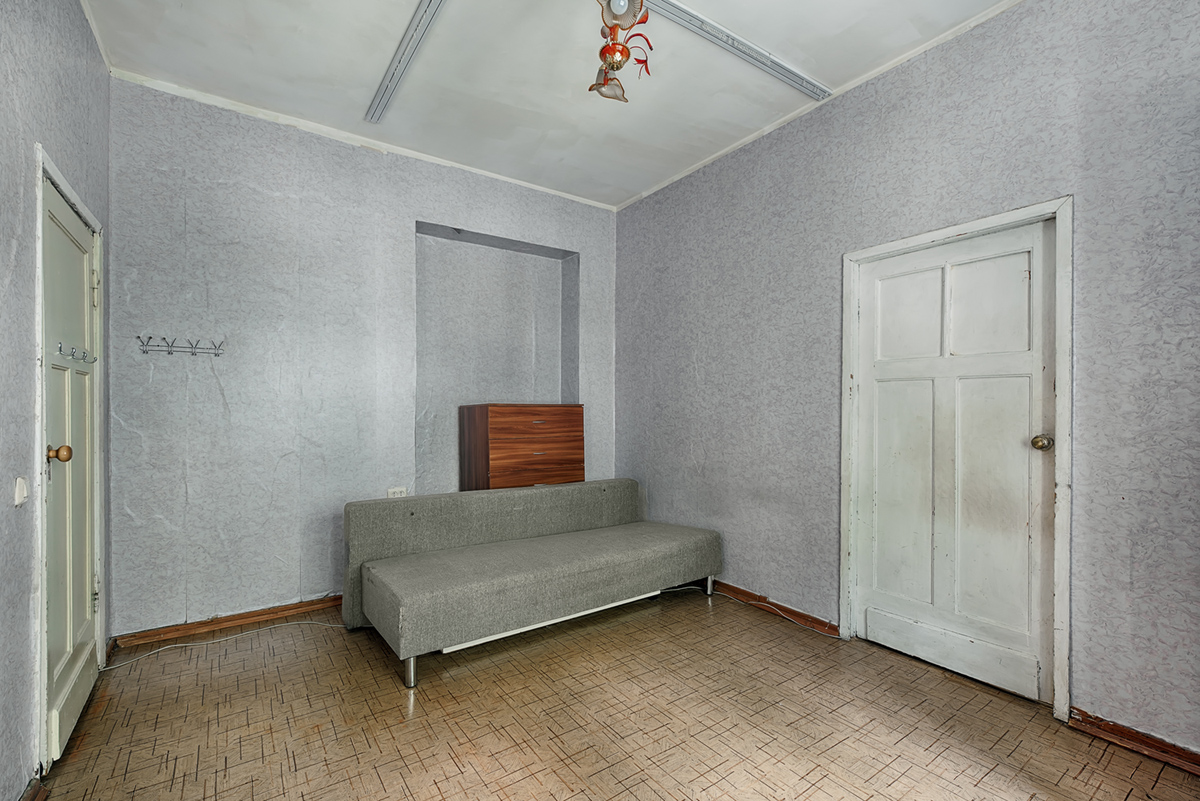 квадратная гостиная в старой квартире