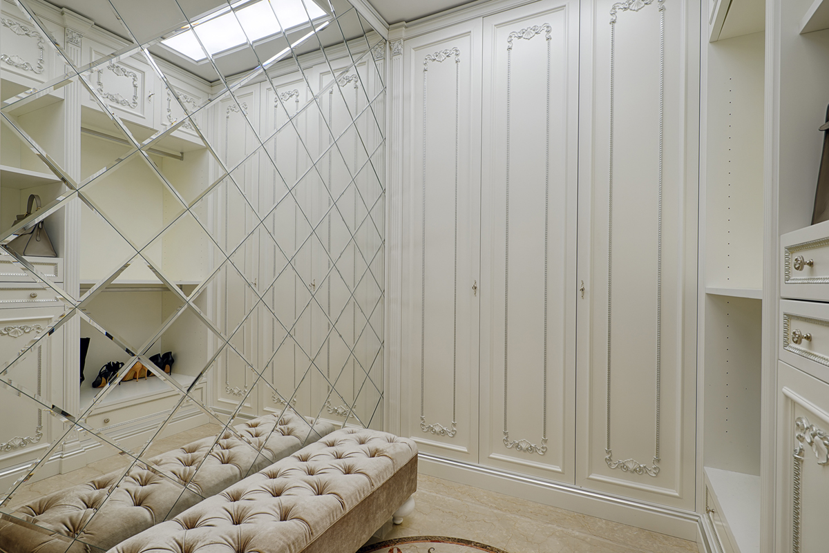 белая гардеробная с зеркалами