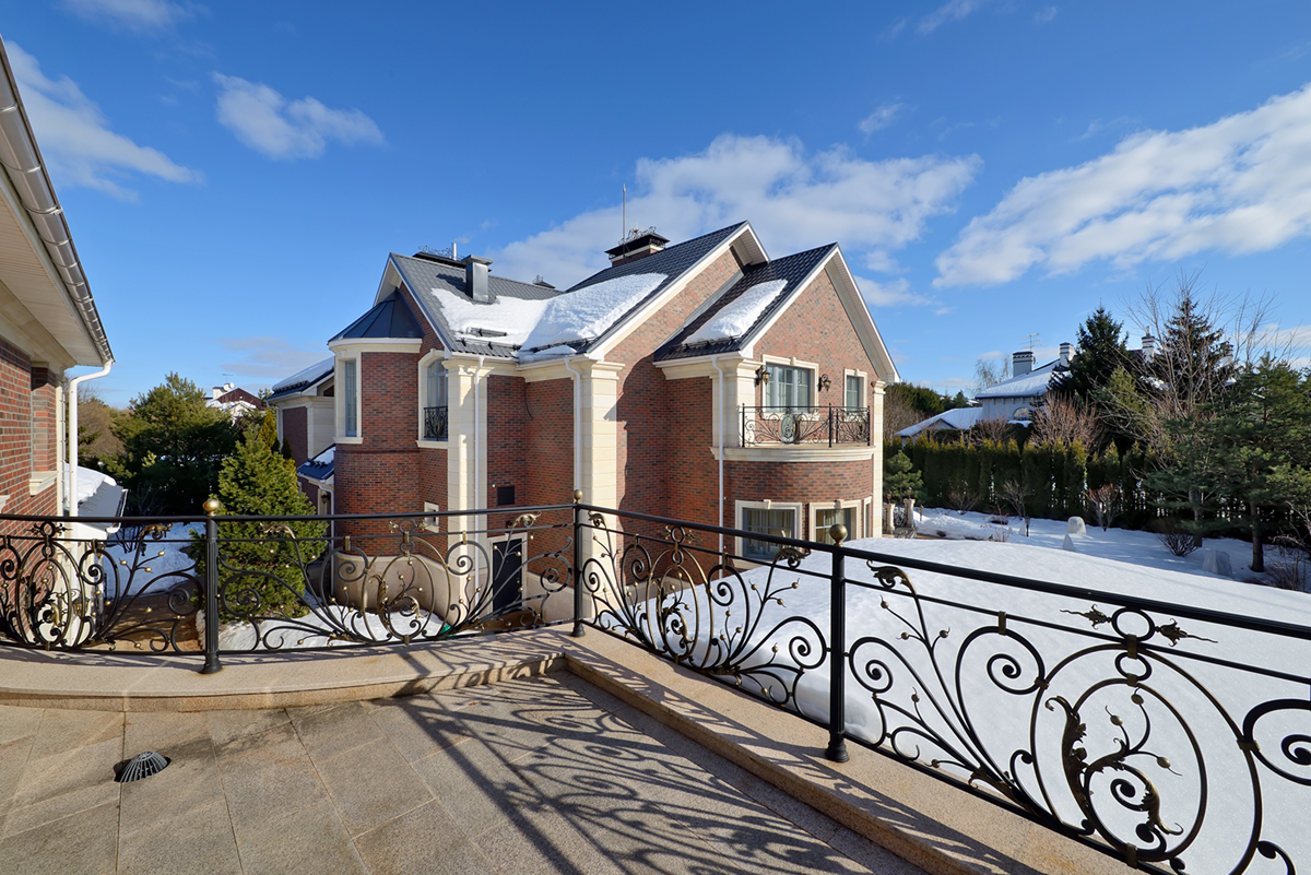 вид с террасы на зимний участок и дом