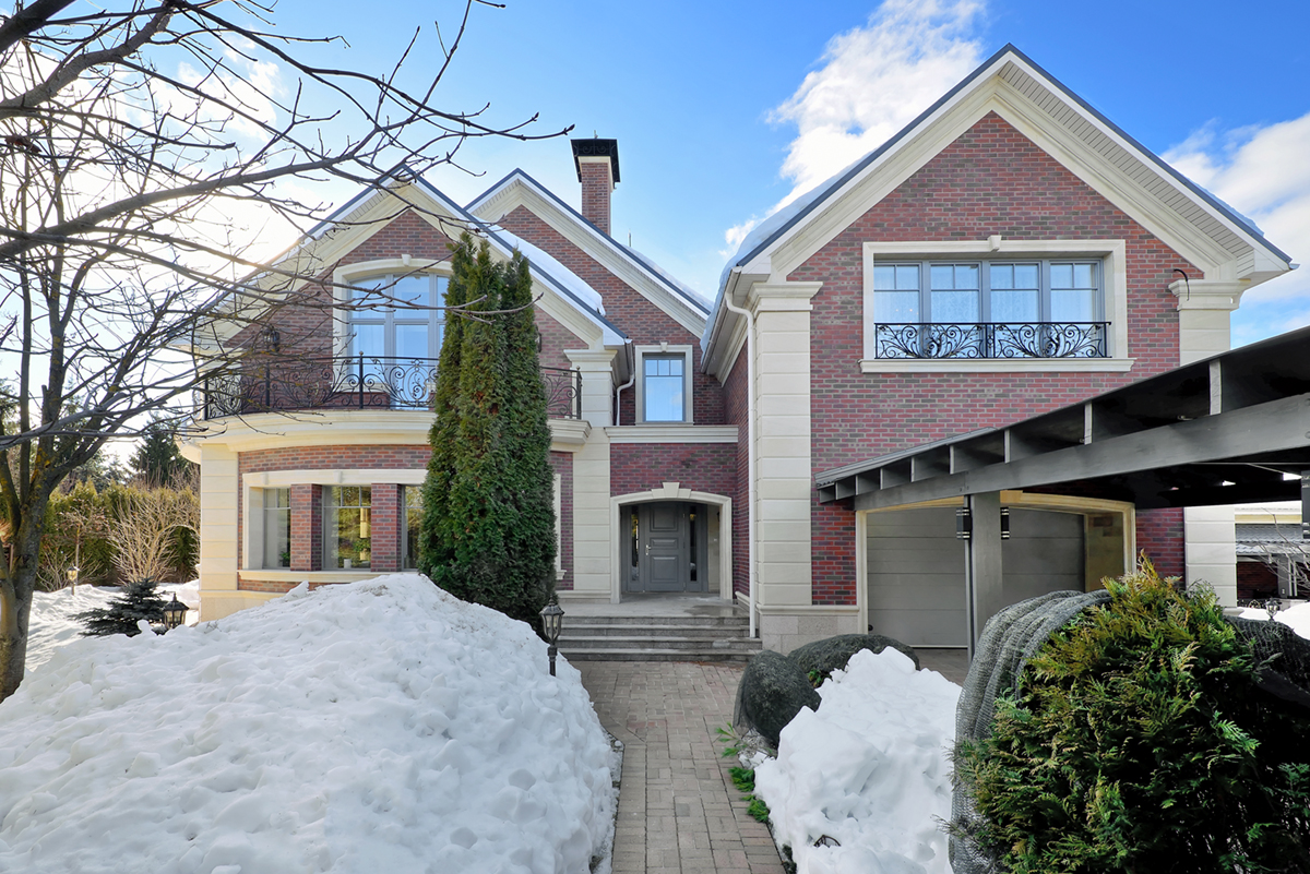 частный загородный дом зимой