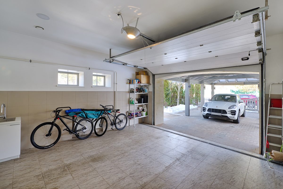 пустой гараж в доме