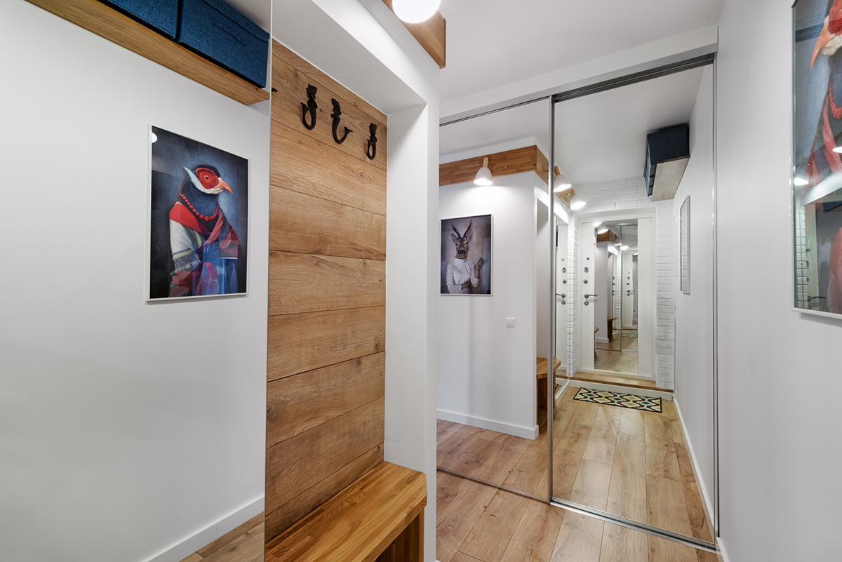 прихожая с большим зеркальным шкафом