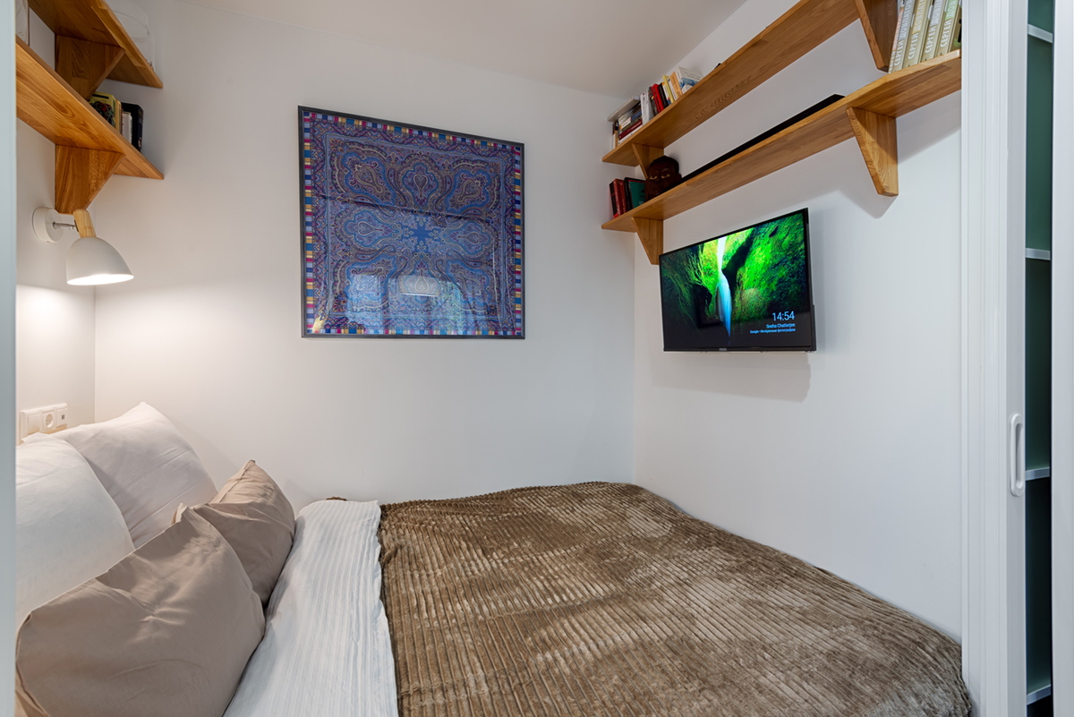 кровать в маленькой спальне