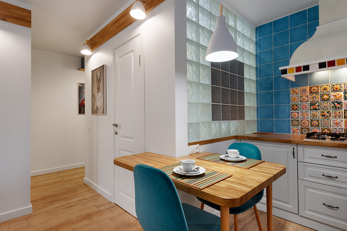 небольшой уютный двухместный кухонный стол