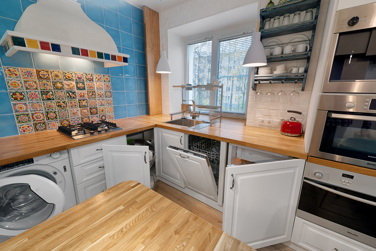 кухонный гарнитур с открытыми дверцами